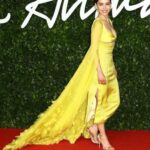 Emilia Clarke Instagram - BRITISH FASHION AWARDS BABBAAAAAAAAAAAA!! I had the supreme honour in giving the greatest living hairstylist @sammcknight1 the Isabella Blow award for being....well...a living LEGEND. And a bloody delightful human bean to boot. So huzzah. We also got to enjoy @littlesimz KILLING it on stage.. 😎😍 A mahussive thank you to the most perfect glam squad a gal could dream up... @earlsimms2 @lynseyalexander @petraflannery @chloebeeneystyling @schiaparelli @rebeccajadewilson_nails YASAAS!!! #britishfashionawards2019 #allthatwasmissingwas19layersofthermals #youcancallmebigbird #irealisetheironyhere #🐥 #🍾 #❤️