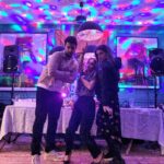 Emilia Clarke Instagram - YUP. 33 DAMN you be looking so....worth only getting two hours sleep for. 🥳 #partylikeits1986 #threeg’sandaomegaragemc #backontheroadshegoes @david.mumeni @lolafrears loves of my LYFE.