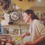 Emilia Clarke Instagram - Mid-“my batter looks like its thrown up on itself, how about yours?!” Chat... THIS is how I throw a cook-along party, (in Covid time that IS a thing I swear) full of mess and big arm gestures in lieu of actual cooking knowledge. Ted @gommie_poem and I were joined in my messy kitchen by 12 beautiful souls as we all made and ate...pancakes! 🥳 (a soufflé seemed a bridge too far) Quote of the meal “mine look like chicken fillets” (to be fair I found a recipe that didn’t need flour so things got a little... DENSE. 😋) This roaring good time we all had was a thank you for the incredible donations these wonders made towards @sameyouorg Covid Relief fund. We have created an online clinic for brain injury recovery which is growing into something truly magic. LIKE OUR PANCAKES! #newcookingshowanyone? #illbrushuponmywhiskingskills #👩‍🍳 #❤️ #👌