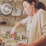 Emilia Clarke Instagram - Mid-“my batter looks like its thrown up on itself, how about yours?!” Chat... THIS is how I throw a cook-along party, (in Covid time that IS a thing I swear) full of mess and big arm gestures in lieu of actual cooking knowledge. Ted @gommie_poem and I were joined in my messy kitchen by 12 beautiful souls as we all made and ate...pancakes! 🥳 (a soufflé seemed a bridge too far) Quote of the meal “mine look like chicken fillets” (to be fair I found a recipe that didn’t need flour so things got a little... DENSE. 😋) This roaring good time we all had was a thank you for the incredible donations these wonders made towards @sameyouorg Covid Relief fund. We have created an online clinic for brain injury recovery which is growing into something truly magic. LIKE OUR PANCAKES! #newcookingshowanyone? #illbrushuponmywhiskingskills #👩‍🍳 #❤️ #👌