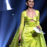 Emilia Clarke Instagram - BRITISH FASHION AWARDS BABBAAAAAAAAAAAA!! I had the supreme honour in giving the greatest living hairstylist @sammcknight1 the Isabella Blow award for being....well...a living LEGEND. And a bloody delightful human bean to boot. So huzzah. We also got to enjoy @littlesimz KILLING it on stage.. 😎😍 A mahussive thank you to the most perfect glam squad a gal could dream up... @earlsimms2 @lynseyalexander @petraflannery @chloebeeneystyling @schiaparelli @rebeccajadewilson_nails YASAAS!!! #britishfashionawards2019 #allthatwasmissingwas19layersofthermals #youcancallmebigbird #irealisetheironyhere #🐥 #🍾 #❤️