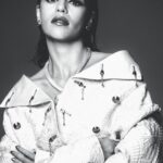 Emilia Clarke Instagram - @wonderland you made me look FAR cooler than I actually am. And for that I am eternally grateful. And the wings. All I need is a fish tank. And Leo. #missionaccomplished @lastchristmasthemovie #myelfcostumegotanupgradeandahalf @earlsimms2 @marygreenwell @ChristianOita @NailsbySG @ToniBlaze @kate___bull 🍾🥳🏆🙏🏻 HEROS!