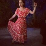 Emilia Clarke Instagram - 💃💃💃💃💃💃💃💃💃💃💃💃 It’s uncanny. Holidays sponsored by #🔥 #hopskippingmywaytothegoodtimes