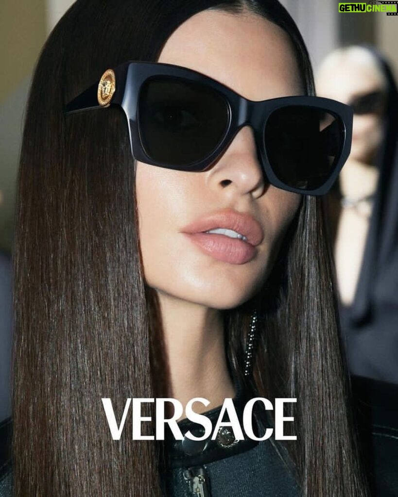 Emily Ratajkowski Instagram - @versace SS23 💜 only available @lenscrafters