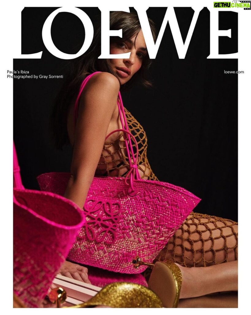 Emily Ratajkowski Instagram - @LOEWE Paula’s Ibiza 2023 🌞 @Jonathan.Anderson ❤️ @graysorrenti 🍓