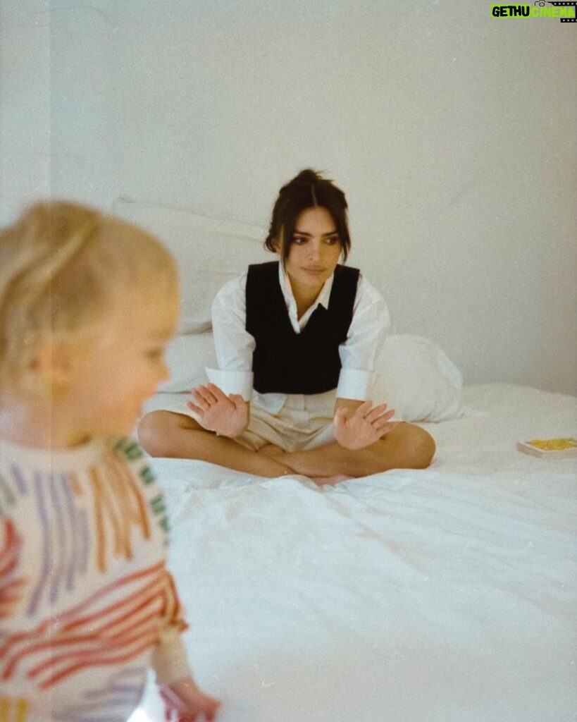 Emily Ratajkowski Instagram - Sly and Mama at home for @cultured_mag Thank you for this beautiful story and cover. I’ll treasure these photos forever @GregoryHalpern and @ahndraya_parlato. Read the conversation with my Dad about family, art and parenting online now.