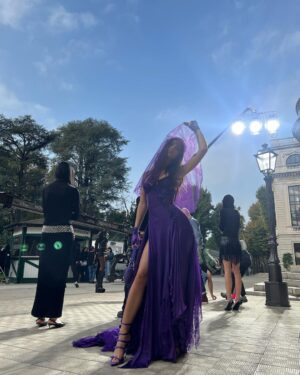 Emily Ratajkowski Instagram - VERSACE SS23 💫💜

@versace @donatella_versace #versacess23 #versacegrecagoddess
