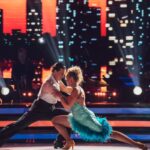 Emma Kimiläinen Instagram - Throwback to last Sunday and chacha. Tomorrow, it's time for a fierce tango! 😍 Huomenna tanssitaan tulista ja raivokasta tangoa. Pääsette keskelle hyvin ylikiehunutta parisuhderiitaa, jota lähdetään selvittelemään tangoa tanssien. Saas nähdä miten parisuhteen lopulta käy... Kappaleena upea Olavi Virran mustasukkaisuutta. Mikäli haluatte nähdä meiltä lisää tanssia ja tulkintaa, muistakaa äänestää, sillä ilman yleisön ääniä ei jatkoon pääse. 🫶 Meitä voi äänestää soittamalla 0700 79 005 tai lähettämällä tekstiviestin numeroon 17225. Voit myös äänestää netissä bion linkin kautta. We kindly appreciate all your support and votes because otherwise we cannot continue in the competition. The voting link can be found in my bio. 🙏 📷: @tamminenphotography ☀️: @tanbylotta 💄: @miia_ollula 💇‍♀️: @butik.helsinki #mtvttk #ttk #tanssiitähtienkanssa #dwts #dancingwiththestars #strictlycomedancing #scd #chacha