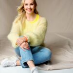 Emma Kimiläinen Instagram - "Välillä joku kysyy, miksi odotan seuraavaa päätälliä enkä lopeta nyt, kun olen vielä kunnossa. Mutta ihan yhtä lailla voin lyödä pääni liukastumalla kadulla. En olisi minä, jos en pääsisi tekemään niitä adrenaliinintäyteisiä asioita, joita rakastan. Se olisi puolikasta elämää – ja sitä minä en halua." Koko "Tässä iässä" -juttusarjan haastattelu uusimmassa Annassa. 🗞 @anna_lehti 📷: @sampokorhonen 👗: @liisakokkostyling 💄: @idajokikunnas