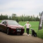 Emma Kimiläinen Instagram - BMW iX xDrive40, mun luotettava golf-kumppani. Vaikka aina ei mene golfit iloisesti, niin onpahan ainakin rentouttava ajomatka kotiin. 😍 PS. Tavaratilaan mahtuu golfbagin lisäksi ainakin myös sähkömaastopyörä... 🤭 Tämänkin yksilön pian myy mun pitkäaikainen ja luotettava yhteistyökumppani @hedinautomotivefinland / Bavaria Osaatko arvata mikä auto mulle mahtaa seuraavaksi tulla alle? 😎 Vinkki: @bmw.suomi & Bavaria linjalla jatketaan... 📷: @japeikonen #bavariafinland #bavaria #BMW #BMWsuomi #BMW #bmwix Tahko Golf Club