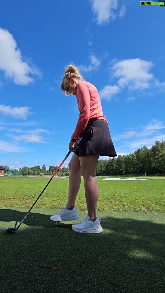 Emma Kimiläinen Instagram - Matka Golf-harrastuksen pariin alkoi Golf-messuilta @mineablomqvist innoittamana. Hän maalasi mieleen kuvan mimmiporukan aurinkoisesta ja rennosta kesäpäivästä golfin parissa, joka päättyisi Pickalan golfklubin maittavan ruuan ja viinilasillisen ääreen. Totesin, että haluan ehdottomasti olla mukana sellaisessa, mutta pitäisi varmaan oppia pelaamaan ensin... Urheilijana ymmärrän, että on helpompaa ja nopeampaa oppia mikä tahansa laji huippuvalmentajan opissa heti kättelyssä ja niinpä mulla on nyt eka tunti takana @mrgolfschool ssa @tommilaitto valmentamana. Videolta näkyy miten paljon saatiin aikaiseksi alle tunnissa! Oon ennen tätä käynyt nyt keväällä aluksi kaverin mailoilla lätkimässä rangella pari kertaa, kunnes kävin fittaamassa eli testaamassa minkälaiset mailat mulle sopisi ja pari viikkoa sitten vihdoin sain mun @pumagolfnordic @cobragolf mailat, joilla kävin kerran lätkimässä rangella ennen Minni & Roope Golf Schoolin ja Tommin valmennusta. Lisäksi n. 10 vuotta sitten osallistuin täysin noviisina äitin mailoilla ja golf-kengillä leikkimieliseen Motorsport open joukkuekisaan Pickalassa ja pelasin rightina kierroksen (onneksi hyvässä seurassa, niin mun tuloksilla ei ollut niin väliä), mutta muistan kuinka tykkäsin lajista ja onnistuin lyömään joskus yllättävän hyvinkin, kun joukkuekaverit vähän opastivat matkan varrella. Mutta nyt luontaisemmin leftinä ja tänään lähdössä ekalle oikealle kierrokselle, kun perusasiat on saatu haltuun ja pallo lentää ilmaan lähes jokaisella lyönnillä. Toki sitten on se puttaus, jolloin pelin voi voittaa tai hävitä. Sitä en ole harjoitellut vielä yhtään, mutta pelaamaan vaan! Tekemällä oppii. 😅 Iso suositus ammattiopetukselle / aloittelijan golf-kurssille, jos laji ja ne rennot kesäpäivät kauniissa maisemissa ulkoilmassa kivan porukan kanssa kiinnostaa! #mrgolfschool #golf #pumacobragolf #pumagolf #pickalagolf Pickala Golf