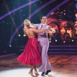 Emma Kimiläinen Instagram - Last week, our dance was a playful, elegant, and fast quickstep. Tomorrow, it's a cha cha cha that interprets relationship drama, passion, and independence. Can't wait! 😍 Even if it feels like election campaigning, I must remind you that we are not able to continue in this show and competition without your votes. So, if you'd like to see us dancing in the future too, the voting link can be found in my bio. We are grateful for all your support! 🩷 Viime viikolla tanssittiin vauhdikas, elegantti ja leikkisä quickstep, mutta huomenna pääsee parisuhdedraama, intohimo sekä itsenäistyminen cha cha chaahan tulkittuna valloilleen! Vaikka vähän vaalikampanjointifiilis tässä "muistakaa äänestää" -hengessä on, niin muistuttaisimme kuitenkin kauniisti, että katsojien äänet ratkaisevat. Joten jos haluatte nähdä meidät myös ensi viikolla, niin äänestyslinkki löytyy mun biosta. Voit myös äänestää meitä soittamalla numeroon 0700 79 005 tai lähettämällä tekstiviestin 5 numeroon 17225. Olemme äärimmäisen kiitollisia kaikesta tuesta! 🩷 @matti_puro @tanssiitahtienkanssa @mtv3suomi @mtvkatsomo 📷: @tamminenphotography ☀️: @tanbylotta 💇‍♀️: @butik.helsinki 💄: @sannipohjalainen #mtvttk #tanssiitähtienkanssa #ttk #dancingwiththestars #dwts