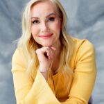 Emma Kimiläinen Instagram - "Välillä joku kysyy, miksi odotan seuraavaa päätälliä enkä lopeta nyt, kun olen vielä kunnossa. Mutta ihan yhtä lailla voin lyödä pääni liukastumalla kadulla. En olisi minä, jos en pääsisi tekemään niitä adrenaliinintäyteisiä asioita, joita rakastan. Se olisi puolikasta elämää – ja sitä minä en halua." Koko "Tässä iässä" -juttusarjan haastattelu uusimmassa Annassa. 🗞 @anna_lehti 📷: @sampokorhonen 👗: @liisakokkostyling 💄: @idajokikunnas