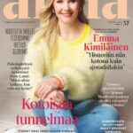 Emma Kimiläinen Instagram - "Välillä joku kysyy, miksi odotan seuraavaa päätälliä enkä lopeta nyt, kun olen vielä kunnossa. Mutta ihan yhtä lailla voin lyödä pääni liukastumalla kadulla. En olisi minä, jos en pääsisi tekemään niitä adrenaliinintäyteisiä asioita, joita rakastan. Se olisi puolikasta elämää – ja sitä minä en halua." Koko "Tässä iässä" -juttusarjan haastattelu uusimmassa Annassa. 🗞 @anna_lehti 📷: @sampokorhonen 👗: @liisakokkostyling 💄: @idajokikunnas