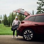 Emma Kimiläinen Instagram - BMW iX xDrive40, mun luotettava golf-kumppani. Vaikka aina ei mene golfit iloisesti, niin onpahan ainakin rentouttava ajomatka kotiin. 😍 PS. Tavaratilaan mahtuu golfbagin lisäksi ainakin myös sähkömaastopyörä... 🤭 Tämänkin yksilön pian myy mun pitkäaikainen ja luotettava yhteistyökumppani @hedinautomotivefinland / Bavaria Osaatko arvata mikä auto mulle mahtaa seuraavaksi tulla alle? 😎 Vinkki: @bmw.suomi & Bavaria linjalla jatketaan... 📷: @japeikonen #bavariafinland #bavaria #BMW #BMWsuomi #BMW #bmwix Tahko Golf Club