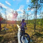 Emma Kimiläinen Instagram - Tiesitkö, että Liv on naisten ihka oma pyöräbrändi ja kuuluu Giant groupiin? Giant on maailman suurin pyörävalmistaja, jonka tehdas aukesi jo 1972. Giant on maailman johtava pyörämerkki ja valikoimasta löytyy kaikenlaisia pyöriä maantieajosta, maastoajoon, graveliin, alamäkiajoon, sähköiseen liikkumiseen kuin kaupunkipyöräilyynkin. Giantin tehtaalla valmistetaan myös monen muun globaalin pyöräbrändin pyörät. Liv on puolestaan maailman ainut naisten pyöräbrändi, joka tekee pyörät alusta loppuun, suunnittelusta toteutukseen ja käytäntöön periaatteella "naisilta naisille naisten kanssa". Näin ollen pyörien sekä varusteiden koossa, ergonomiassa, istuvuudessa, näyttävyydessä ja suorituskyvyssä on otettu huomioon naiset. Eli tarjotaan parasta mahdollista laatua ammattiurheilijoista, kaikentasoisiin harrastajiin ja arkiliikkujiin hyödyntäen Giantin huipputeknologiaa. 💜 Ja minä olen Livin brändilähettiläs täällä Suomessa. Aika siisti juttu, kun oon niin hurahtanut tähän sähkömaastopyöräilyyn. 😍 @livcyclingfinland @giant_finland #livcyclingfinland #livcycling #livbikes #giantfinland #giantbikes #giantgroup #cycling #emtb #mtb #pyöräily Levi, Lappi, Finland
