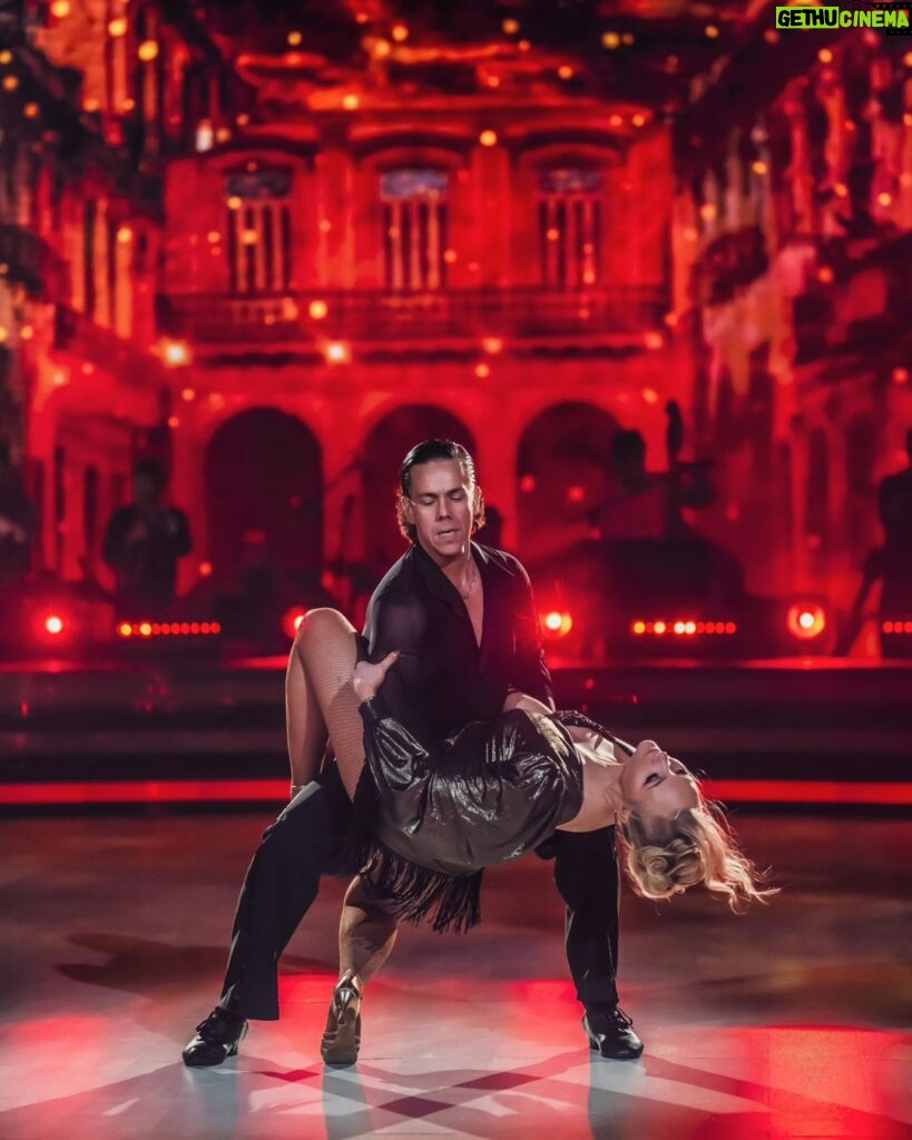 Emma Kimiläinen Instagram - Rumba 🔥 Kuuma, voimakas, hikinen, sähäkkä ja jännitteinen. Erilainen. Sitä haettiin, ja se myös toimitettiin. 🔥 Itse oltiin tästä ylpeitä. 📷: @tamminenphotography 💄: @miia_ollula 🥻: @tanssiitahtienkanssa puvustustiimi 💇‍♀: @butik.helsinki #mtvttk #ttk #tanssiitähtienkanssa #dwts #dancingwiththestars #strictlycomedancing #Rumba #dancing #latindance #dosgardenias