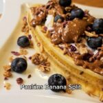 Emma Kimiläinen Instagram - Mainos @paulunssuomi - 90-luvun klassikon Banana Splitin paluu terveellisenä aamiaisversiona! Ohje ⬇️ Kuten olettekin nähneet, niin mä olen tiimiytynyt tänä vuonna Paulúns-tuotteiden kanssa inspiroimaan teitä kokeilemaan terveellisiä ja maistuvia aamu-, väli- ja iltapaloja, joissa ei ole lisättyä sokeria tai muita makeutusaineita, mutta ovat taatusti herkullisia. Mulla Paulúns-granolat ovat jokapäiväisessä käytössä ja tämä Paulúns kaneli-manteli-omena granola on mun ehdoton suosikki kreikkalaisen jogurtin tai rahkan kanssa. Se on samaan aikaan sekä makea että raikas, ja kanelin sekä vaniljan mausteisuus sopii täydellisesti rapeaksi ja kullanruskeaksi paahdettuun kauraan. Napsin kyseistä granolaa useasti myös ihan sellaisenaan suoraan paketista. Mutta kokeilkaapa päivittää tämä 90-luvun klassikkojälkiruoka tähän päivään terveellisempänä aamu- ilta- tai välipalapöydän versiona! Paulúns Banana Split 1 banaani n. 1,5 dl kreikkalaista jogurttia n. 1dl / 75g makeuttamatonta mustikka-mansikka-vadelmarahkaa n. 1 dl Paulúns Granola kaneli-manteli-omena 1 rkl maapähkinävoita (100%) tai mantelivoita (100%) marjoja Sekoita rahka ja nosta haluamasi määrä lusikalla lautasen keskelle. Ota kreikkalaisesta jogurtista 2 "palloa" rahkan molemmin puolin. Halkaise banaani pitkittäin ja laita jogurttipallojen reunoille. Laita päälle ja sivuille granolaa, valuta 100% maahkinävoita päälle raitoina. Pudottele päälle marjoja. Voilá! Syö hyvin, voi hyvin. 🫶 Parempien aamu-, väli- ja iltapalojen puolesta palveluksessanne, x Emma #paulunssuomi #granola #välipala #aamupala #iltapala #bananasplit #pauluns #syöhyvinvoihyvin