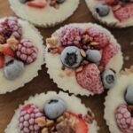 Emma Kimiläinen Instagram - Mainos @paulunssuomi - Mä olen tiimiytynyt tänä vuonna Paulúns-tuotteiden kanssa inspiroimaan teitä kokeilemaan terveellisiä ja maistuvia välipaloja, joissa ei ole lisättyä sokeria tai muita makeutusaineita, mutta ovat taatusti herkullisia. Tästä haltuun terveelliset ja herkulliset jäärahka-granolakuppikakut! 12kpl Pohja: 3 dl Paulúns Granola kaakao ja vadelma 1,5 dl maapähkinävoita (100%) tai mantelivoita Täyte: 400-500g maitorahkaa 2 dl maustamatonta jogurttia 1,5 rkl sitruunamehua Päälle: - Paulúns kaakao ja vadelma -granolaa - tuoreita marjoja oman maun mukaan, esimerkiksi mansikoita, mustikoita ja vadelmia Notkista maapähkinävoita tarvittaessa ihan hetken aikaa mikrossa lämmittämällä. Sekoita Paulúns-granolan kanssa. Jaa seos muffinivuokiin ja tasoita pohjalle. Sekoita täytteen ainekset notkeaksi ja lisää granolaseoksen päälle. Ripottele päälle marjat sekä Paulúns-granolaa. Pakasta vähintään 2 tuntia, nautiskele, ja säilytä mahdolliset ylijäämät pakkasessa. Mikäli olet säilyttänyt jäärahkakuppikakkuja pidempään pakkasessa, anna niiden sulaa huoneenlämmössä vähintään 5 minuuttia ennen syömistä. Voilá! Syö hyvin, voi hyvin. 🫶 Parempien välipalojen puolesta palveluksessanne, x Emma #paulunssuomi #granola #jäärahkagranolakupit #välipala
