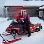 Emma Kimiläinen Instagram - Viikonloppuna on @kelekkamessut Rovaniemellä. Harmillisesti en itse pääse paikalle, koska pistän parketilla taas päät pyörälle sunnuntaina. Mutta hätä ei ole tämän näköinen, sillä onhan paikalla onneksi mun virallinen @lynx_snowmobiles stuntti @jonimaununen . Kuten huomaa, yhdennäköisyys on ilmiselvä. Paikalla on myös toinen näköissisko @annaleen4 ja perhe-edustuksen hoitaa parempi puolisko @samihyypia4 ❤️ Unfortunately, I'm not able to make it to the snowmobiling exhibition this weekend as I'm busy dancing, but no worries... @jonimaununen will be my official stunt, as he has successfully done it before. @annaleen4 and Joni can take turns stunting, and @samihyypia4 represents our family presence. 😄 Do you accept @lynx_snowmobiles ? #lynxsnowmobiles #wearelynx #kelekkamessut #kelekkahommia #snowmobiling #moottorikelkkailu @Lynxsnowmobiles Kelekkamessut