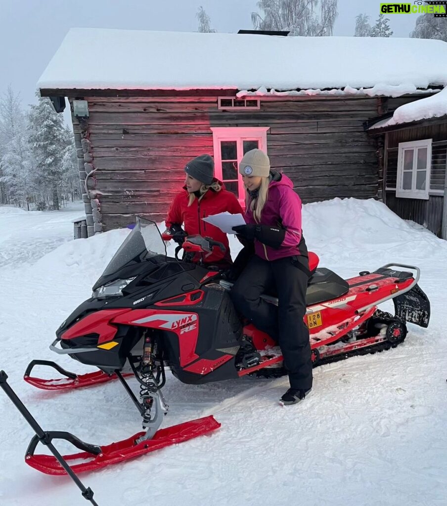 Emma Kimiläinen Instagram - Viikonloppuna on @kelekkamessut Rovaniemellä. Harmillisesti en itse pääse paikalle, koska pistän parketilla taas päät pyörälle sunnuntaina. Mutta hätä ei ole tämän näköinen, sillä onhan paikalla onneksi mun virallinen @lynx_snowmobiles stuntti @jonimaununen . Kuten huomaa, yhdennäköisyys on ilmiselvä. Paikalla on myös toinen näköissisko @annaleen4 ja perhe-edustuksen hoitaa parempi puolisko @samihyypia4 ❤ Unfortunately, I'm not able to make it to the snowmobiling exhibition this weekend as I'm busy dancing, but no worries... @jonimaununen will be my official stunt, as he has successfully done it before. @annaleen4 and Joni can take turns stunting, and @samihyypia4 represents our family presence. 😄 Do you accept @lynx_snowmobiles ? #lynxsnowmobiles #wearelynx #kelekkamessut #kelekkahommia #snowmobiling #moottorikelkkailu @Lynxsnowmobiles Kelekkamessut