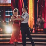 Emma Kimiläinen Instagram - From last week's hot rumba with another partner to a slow and touching waltz back with my own partner tomorrow. Tomorrow's dance has a deep personal meaning to me, and I'm really looking forward to performing it, but I hope I can keep it all together to salute all the dear loved people we've lost. ❤️ Tunnelmasta toiseen mennään taas, kun viime viikon intiimi rumba Henkan kanssa on nyt takana päin ja huomenna tanssitaan Matin kanssa hidas valssi mulle henkilökohtaisen ja koskettavan aiheen parista. Olen nyt kolme viikkoa odottanut pääseväni tanssimaan sen, mutta toivottavasti saan pidettyä itseni kasassa ja pystytään tekemään kunniaa kaikille niille rakkaille ihmisille, jotka olemme menettäneet. ❤️ Ja illan päätteeksi mennäänkin sitten aivan toisenlaisiin tunnelmiin freestyle tanssiviestin merkeissä. Luvassa siis ainakin omalta osaltani tunteiden vuoristorataa. 😅 Jos haluatte nähdä meidän tanssivan jatkossakin, muistakaa äänestää! Kilpailu on aivan äärettömän kovaa ja jokainen ääni voi olla ratkaiseva. 🙏 Meitä voi äänestää soittamalla numeroon 0700 79 005 tai lähettämällä tekstiviestin 5, numeroon 17225. Netin kautta voi hankkia useamman äänen paketteja. Linkki biossa. 📷: @tamminenphotography 💄: @miia_ollula 💇‍♀️: @butik.helsinki #mtvttk #ttk #tanssiitähtienkanssa #dwts #dancingwiththestars #scd #strictlycomedancing #rumba #eyeswideshut #dancing