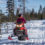 Emma Kimiläinen Instagram - International day of the girl | Tänään on tyttöjen päivä 🩷 Tänä vuonna @plansuomi tyttöjen päivän teemana on tytöt ja urheilu. Tiesitkö, että tytöillä on edelleen poikia heikommat mahdollisuudet urheilla ja tavoitella unelmiaan, koska ahtaat sukupuolinormit rajoittavat heitä? Meillä aikuisilla on äärimmäisen tärkeä rooli siinä, että me emme ylläpitäisi näitä normeja, stereotypioita ja uskomuksia, vaan antaisimme lasten toteuttaa itseään vapaasti ja rohkaisisimme tyttöjä urheilun pariin lajista riippumatta. Jokaisella tytöllä on oikeus urheilla vapaana syrjinnästä, vähättelystä ja häirinnästä. Se ei ole aina toteutunut omassa lapsuudessani tai aikuisurallani, ja juuri siksi haluan herätellä meitä kaikkia aikuisia miettimään pitääkö itse yllä lapsilleen stereotyyppisiä käsityksiä siitä mikä heille on soveliasta, mahdollista tai toivottavaa. Ekassa kuvassa olen 1-vuotias, ja sain ensikosketuksen kartingauton penkkiin. 3-vuotiaana nuo pienet jalat ylsivät vihdoin polkimille ja pääsin ajamaan. 5-vuotiaana sain isomman auton, jolla osallistuin ensimmäisiin kilpailuihin (kuva 2). Harrastin 5-vuotiaasta lähtien myös karatea isoveljeni kanssa (kuvassa 3 joku random poika karatekisoissa valmiina ottelemaan). Pelasin myös ala- sekä yläasteella kaikissa koulun pallopelijoukkueissa ja koripalloa pelasin HNMKY:ssä lukioikäiseksi asti. Olen saanut harrastella ala-asteikäisenä myös Åke Blomqvist-henkistä diskotanssia, laskettelua ja lumilautailua, moottorikelkkailua, skeittausta, keilausta, uintia sekä pihapelejä ylijääneellä vapaa-ajalla. Kiitos mun vanhemmille, että olen saanut vapaasti toteuttaa itseäni ja kokeilla kaikkea mahdollista liikuntaa rullalätkästä voimisteluun. Nykyään ammattiurheilun lisäksi harrastan adrenaliinipitoista pyöräilyä moottorilla ja ilman, moottorikelkkailua, tanssia, golffia sekä tyttären kuskailua hänen treeneihin. Normit, uskomukset ja stereotypiat on niiiiiin so last season! Annetaan kaikkien kukkien kukkia vapaasti ja tutustutetaan meidän ihanat lapset urheilun ja liikunnan pariin ilman sukupuolinormeja! Ja hei tyttö, susta voi tulla ihan mitä vaan, vaikka hävittäjälentäjä!💪 #tyttöjenpäivä #internationaldayofthegirl #dayofthegirl