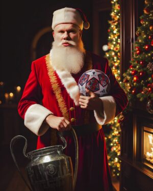 Erling Haaland Instagram - ℍ𝕆 ℍ𝕆 ℍ𝕆 Christmas is here! 🎄
Hope you can enjoy it with your loved ones 🎅🏻