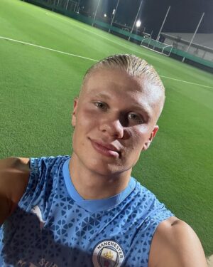 Erling Haaland Instagram - Hello from Japan, guys! 🇯🇵😁
Thanks for all the kind birthday wishes! 💙