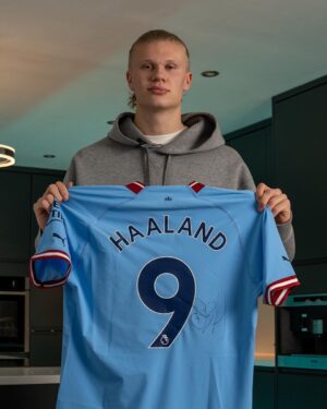Erling Haaland Instagram - 🚨 𝐆𝐈𝐕𝐄𝐀𝐖𝐀𝐘 🚨 

✍️ WIN a signed @erling.haaland jersey and an exclusive @aquafigure package! 👕🚰 
All you have to do:

• Follow @aquafigure & @433
• Tag 2️⃣ friends 
Winner will be announced June 5th.

Good luck! 🙏

General T&C's apply on this giveaway, please see: https://www.433football.com/aquafigure