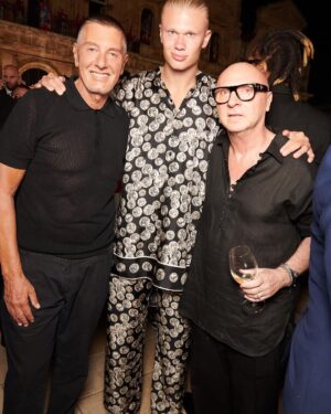 Erling Haaland Instagram - Big grazie for the fantastic experience 🫶🏻 @dolcegabbana #Fefe🐶