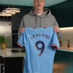 Erling Haaland Instagram - 🚨 𝐆𝐈𝐕𝐄𝐀𝐖𝐀𝐘 🚨 ✍️ WIN a signed @erling.haaland jersey and an exclusive @aquafigure package! 👕🚰  All you have to do: • Follow @aquafigure & @433 • Tag 2️⃣ friends  Winner will be announced June 5th. Good luck! 🙏 General T&C's apply on this giveaway, please see: https://www.433football.com/aquafigure
