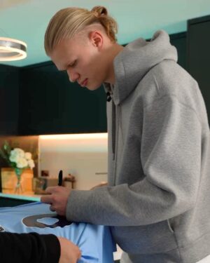 Erling Haaland Instagram - 🚨 𝐆𝐈𝐕𝐄𝐀𝐖𝐀𝐘 🚨 

✍️ WIN a signed @erling.haaland jersey and an exclusive @aquafigure package! 👕🚰 
All you have to do:

• Follow @aquafigure & @433
• Tag 2️⃣ friends 
Winner will be announced June 5th.

Good luck! 🙏

General T&C's apply on this giveaway, please see: https://www.433football.com/aquafigure
