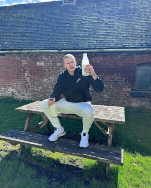 Erling Haaland Instagram - Me and my magic potion 🥛💪🏻