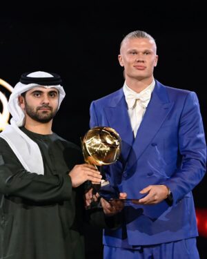 Erling Haaland Instagram - A magical night in Dubai! ✨ What an honour to win this award and also see other club members recognized! Thank you so much @globesoccer 💙🏆