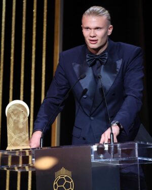 Erling Haaland Instagram - Grateful for the Gerd Müller award and congratulations to @mancity for best club of the year. Thank you to all my team-mates, the club staff and all fans for making it all possible 🏆 #ballondor #tropheegerdmuller