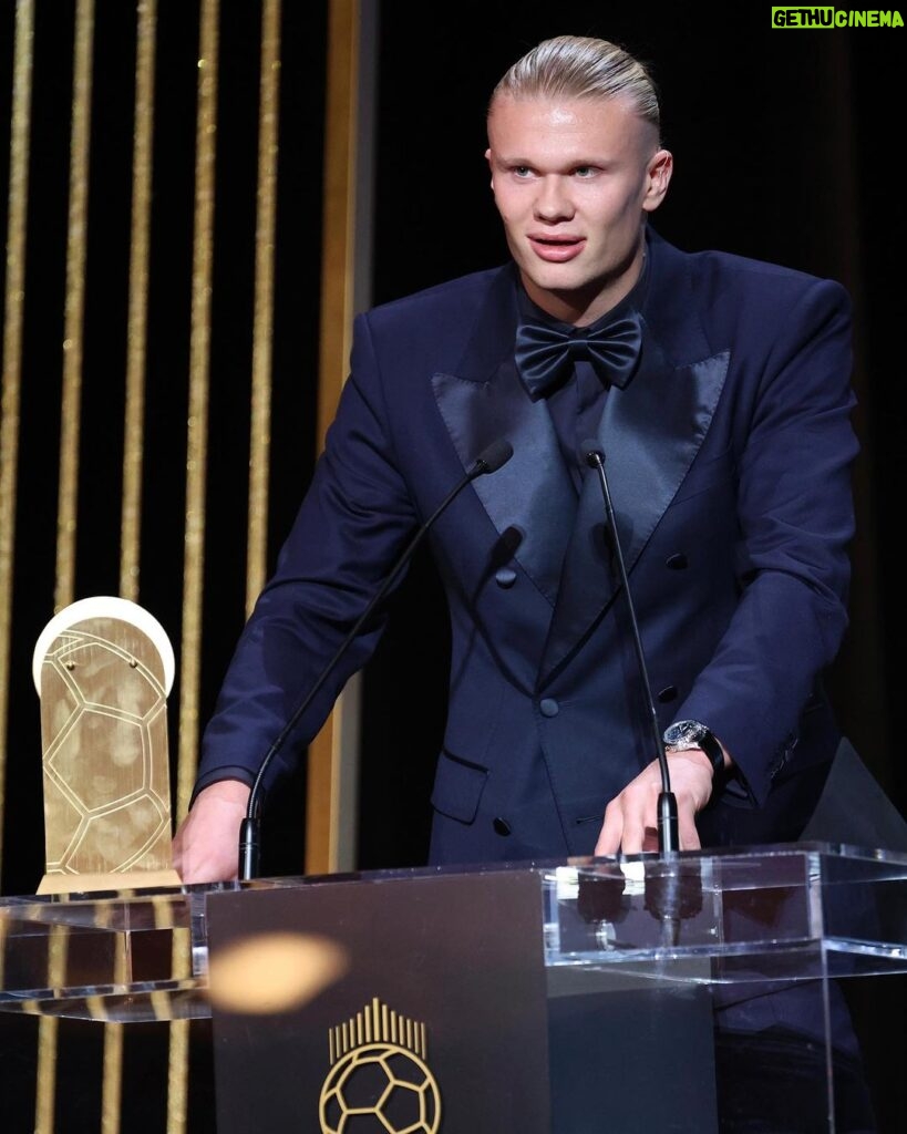 Erling Haaland Instagram - Grateful for the Gerd Müller award and congratulations to @mancity for best club of the year. Thank you to all my team-mates, the club staff and all fans for making it all possible 🏆 #ballondor #tropheegerdmuller