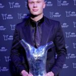 Erling Haaland Instagram - A very, very proud moment for me 💙 THANK YOU! 🏆 @uefa_official @championsleague #UEFAawards