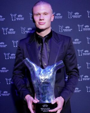 Erling Haaland Instagram - A very, very proud moment for me 💙 THANK YOU! 🏆 @uefa_official @championsleague #UEFAawards
