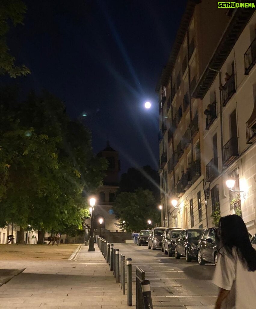 Ester Expósito Instagram - unos días en casa y luna llena en Acuario🪞qué preciosa es mi ciudad Madrid, Spain