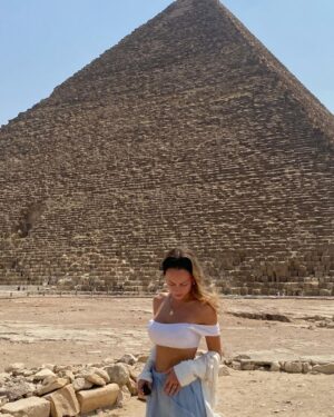 Ester Expósito Instagram - estaba perdida por El Cairo y buceando en el Mar Rojo💕🌙 💕