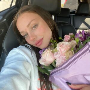 Ester Expósito Instagram - decidí sumergirme solo en lo que me fuese a incendiar por dentro y qué bonito cuando llega..ha sido un regalo❤️‍🔥