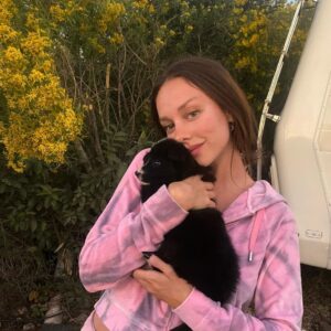 Ester Expósito Instagram - decidí sumergirme solo en lo que me fuese a incendiar por dentro y qué bonito cuando llega..ha sido un regalo❤️‍🔥