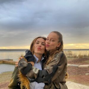 Ester Expósito Instagram - decidí sumergirme solo en lo que me fuese a incendiar por dentro y qué bonito cuando llega..ha sido un regalo❤️‍🔥