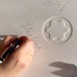 Ester Geislerová Instagram - Kabelka a elegantní věci denní potřeby v jednom, to jdou dárky od @montblanc. Překrásné tašky a pera a zápisníky. A s dlouholetou tradicí. Je radost obdarovat Aňu a @geislerka ví, že potřebuju novu kabelku a já vím, že tyhle velký tašky na cestování-to je její druhy jméno-Aňa Válká taška na cestování Geislerová. Má další jména-od malička- jsou, jak už teď všichni víte , Eťa Prďa Smrďa Geislerová No.:) Tak dělejte radost.) 💙❣️📝🖋️✒️🖌️📧🎁 #HeartWritten #InspireWriting #spoluprace @montblanc