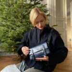 Ester Geislerová Instagram - Kabelka a elegantní věci denní potřeby v jednom, to jdou dárky od @montblanc. Překrásné tašky a pera a zápisníky. A s dlouholetou tradicí. Je radost obdarovat Aňu a @geislerka ví, že potřebuju novu kabelku a já vím, že tyhle velký tašky na cestování-to je její druhy jméno-Aňa Válká taška na cestování Geislerová. Má další jména-od malička- jsou, jak už teď všichni víte , Eťa Prďa Smrďa Geislerová No.:) Tak dělejte radost.) 💙❣️📝🖋️✒️🖌️📧🎁 #HeartWritten #InspireWriting #spoluprace @montblanc