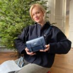 Ester Geislerová Instagram - Kabelka a elegantní věci denní potřeby v jednom, to jdou dárky od @montblanc. Překrásné tašky a pera a zápisníky. A s dlouholetou tradicí. Je radost obdarovat Aňu a @geislerka ví, že potřebuju novu kabelku a já vím, že tyhle velký tašky na cestování-to je její druhy jméno-Aňa Válká taška na cestování Geislerová. Má další jména-od malička- jsou, jak už teď všichni víte , Eťa Prďa Smrďa Geislerová No.:) Tak dělejte radost.) 💙❣️📝🖋️✒️🖌️📧🎁 #HeartWritten #InspireWriting #spoluprace @montblanc