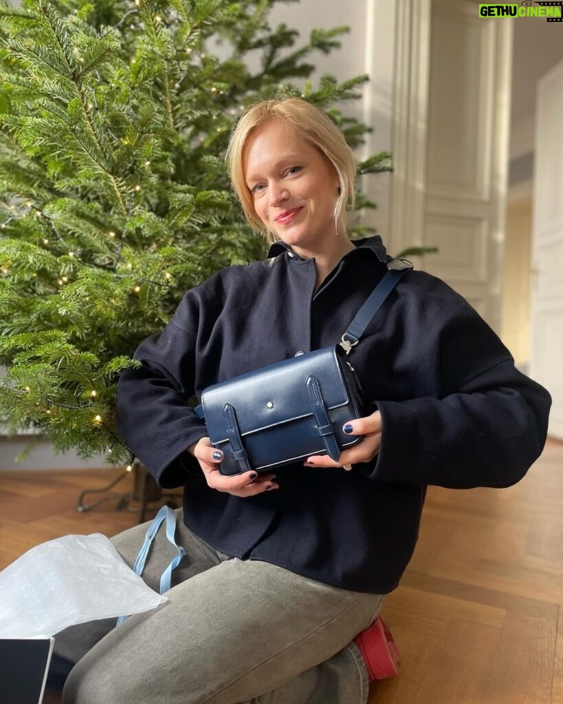 Ester Geislerová Instagram - Kabelka a elegantní věci denní potřeby v jednom, to jdou dárky od @montblanc. Překrásné tašky a pera a zápisníky. A s dlouholetou tradicí. Je radost obdarovat Aňu a @geislerka ví, že potřebuju novu kabelku a já vím, že tyhle velký tašky na cestování-to je její druhy jméno-Aňa Válká taška na cestování Geislerová. Má další jména-od malička- jsou, jak už teď všichni víte , Eťa Prďa Smrďa Geislerová No.:) Tak dělejte radost.) 💙❣📝🖋✒🖌📧🎁 #HeartWritten #InspireWriting #spoluprace @montblanc