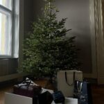 Ester Geislerová Instagram - Kabelka a elegantní věci denní potřeby v jednom, to jdou dárky od @montblanc. Překrásné tašky a pera a zápisníky. A s dlouholetou tradicí. Je radost obdarovat Aňu a @geislerka ví, že potřebuju novu kabelku a já vím, že tyhle velký tašky na cestování-to je její druhy jméno-Aňa Válká taška na cestování Geislerová. Má další jména-od malička- jsou, jak už teď všichni víte , Eťa Prďa Smrďa Geislerová No.:) Tak dělejte radost.) 💙❣️📝🖋️✒️🖌️📧🎁 #HeartWritten #InspireWriting #spoluprace @montblanc