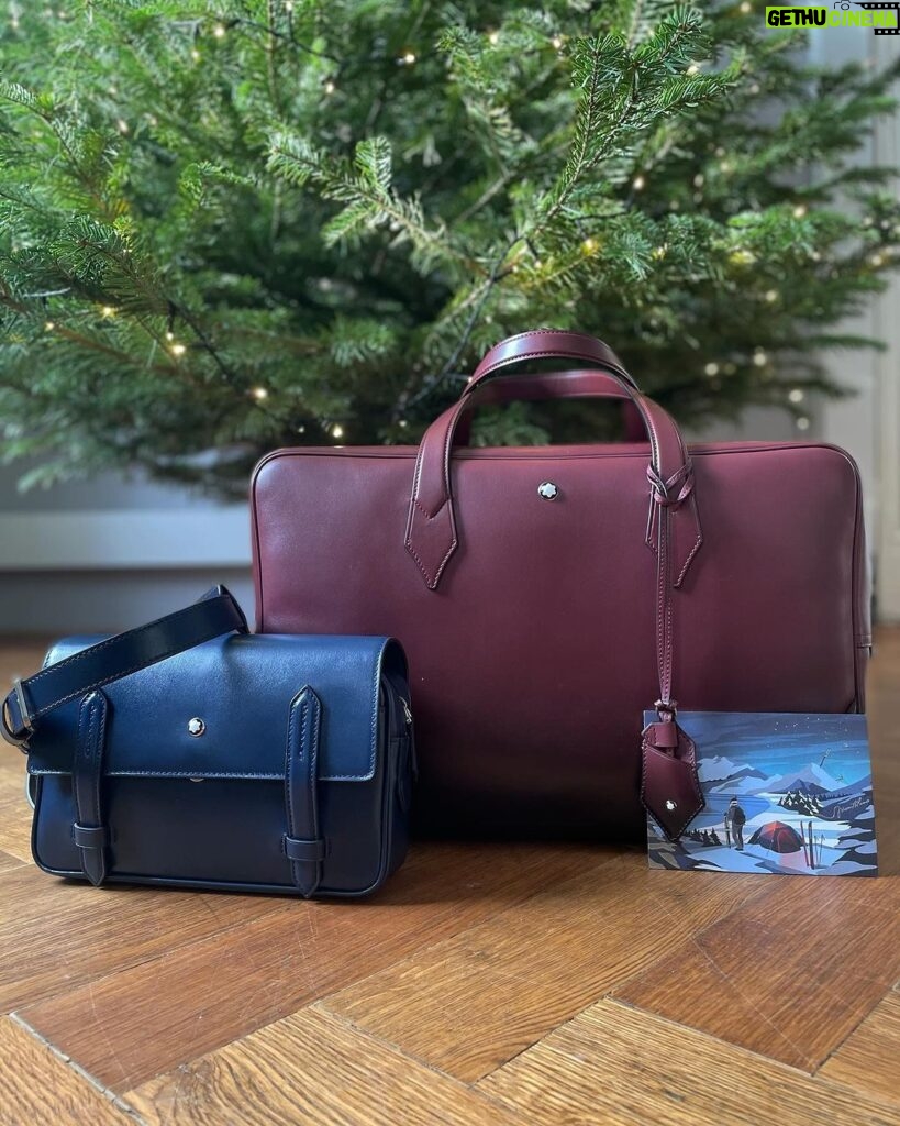 Ester Geislerová Instagram - Kabelka a elegantní věci denní potřeby v jednom, to jdou dárky od @montblanc. Překrásné tašky a pera a zápisníky. A s dlouholetou tradicí. Je radost obdarovat Aňu a @geislerka ví, že potřebuju novu kabelku a já vím, že tyhle velký tašky na cestování-to je její druhy jméno-Aňa Válká taška na cestování Geislerová. Má další jména-od malička- jsou, jak už teď všichni víte , Eťa Prďa Smrďa Geislerová No.:) Tak dělejte radost.) 💙❣📝🖋✒🖌📧🎁 #HeartWritten #InspireWriting #spoluprace @montblanc